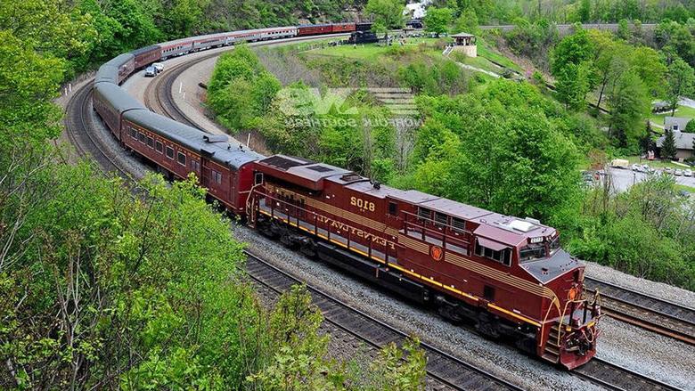 Train traveling around the Horseshoe Curve